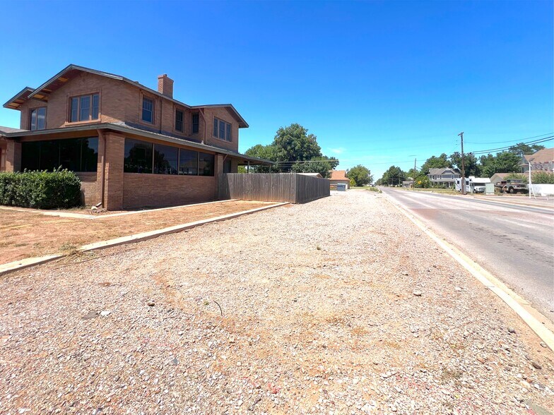 More Photos Of 621 E Broadway St, Altus Office Residential For Sale