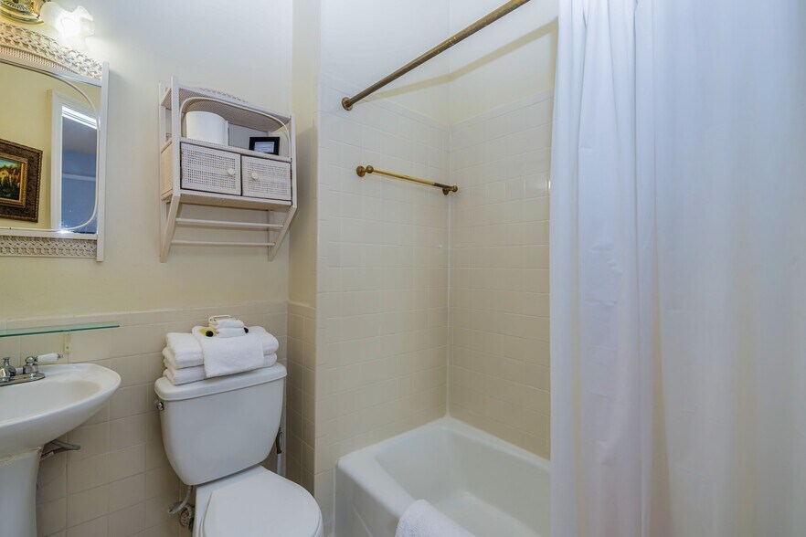 More Photos Of 252 Seavy St, Senoia Hospitality For Sale