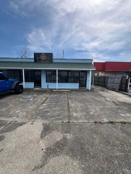 More Photos Of 7606-08 W Judge Perez dr, Arabi Flex For Lease