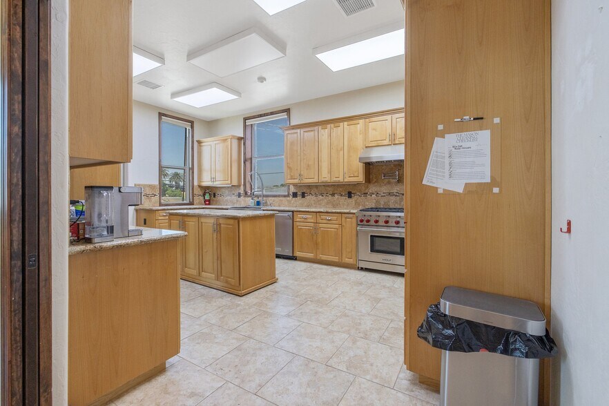 More Photos Of 128 S E St, Exeter Storefront For Sale