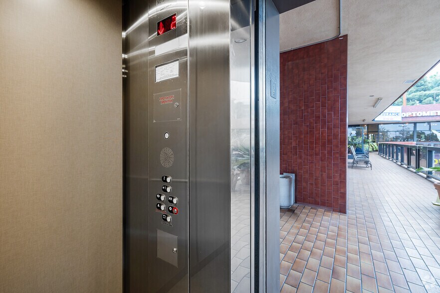 More Photos Of 8205 Santa Monica Blvd, West Hollywood General Retail For Lease