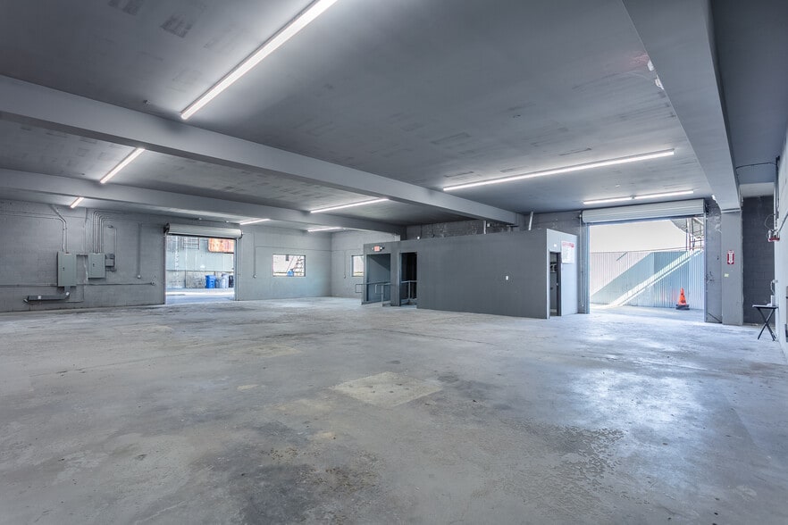 More Photos Of 9800-9820 San Fernando Rd, Pacoima Service For Lease