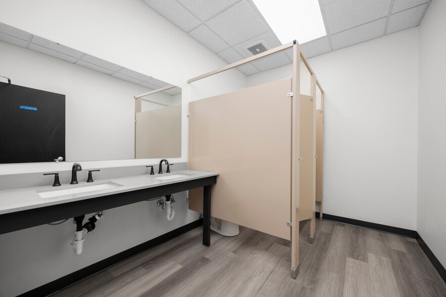 More Photos Of 9941 York Theta Dr, North Royalton Service For Lease