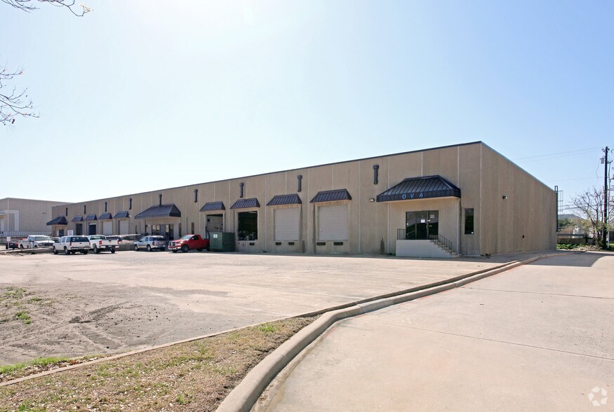 More Photos Of 3208-3214 Skylane Dr, Carrollton Light Distribution For Lease
