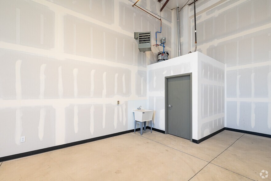 More Photos Of 3747 W Parkway Blvd, West Valley City Warehouse For Lease