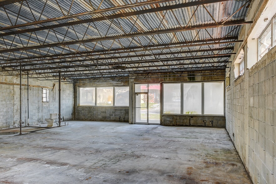 More Photos Of 2502 Oak St, Jacksonville Storefront Retail Office For Lease