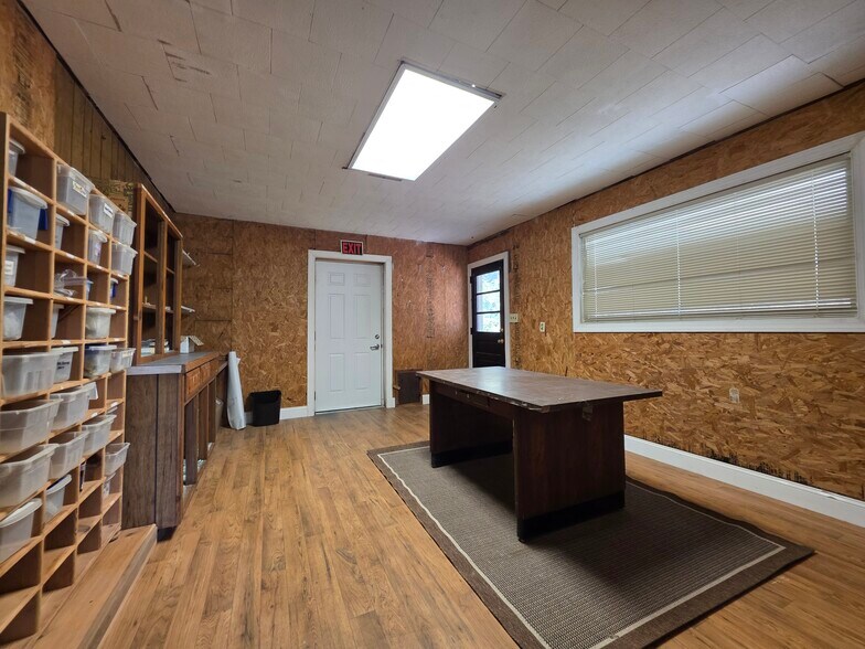 More Photos Of 2034 W 5th St, Washington Showroom For Sale