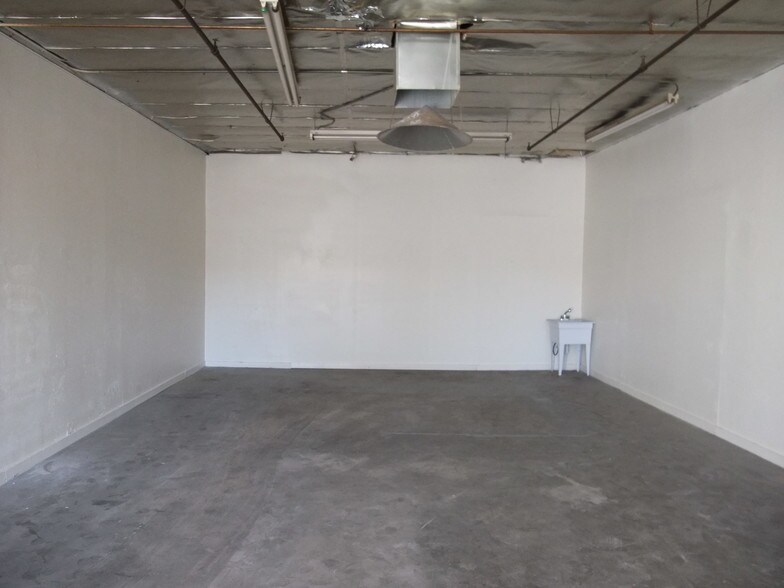 More Photos Of 3134 W Lewis Ave, Phoenix Warehouse For Lease