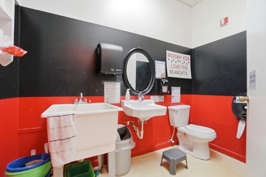 More Photos Of 213 N Broadway St, Spencerville Flex For Sale
