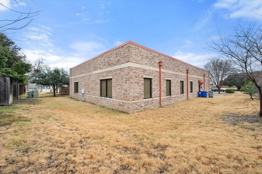 More Photos Of 820 Central Dr, Colleyville Office For Sale
