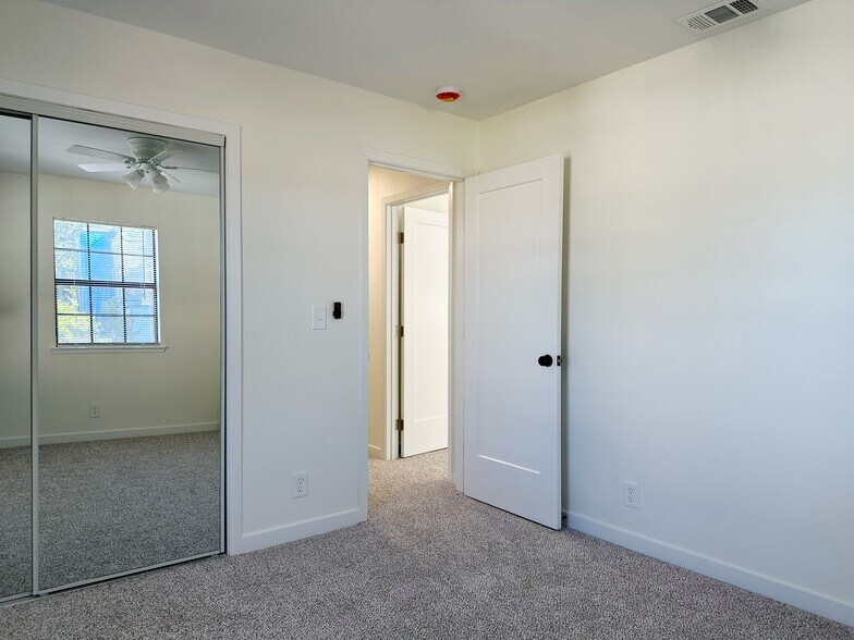 More Photos Of 1805 V St, Sacramento Dormitory For Sale