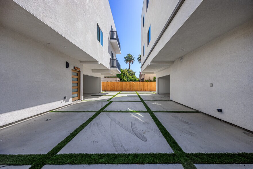 More Photos Of 2010 S Dunsmuir Ave, Los Angeles Multifamily For Sale