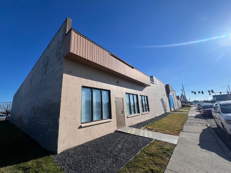 More Photos Of 49 NW 1st St, Ontario Freestanding For Sale