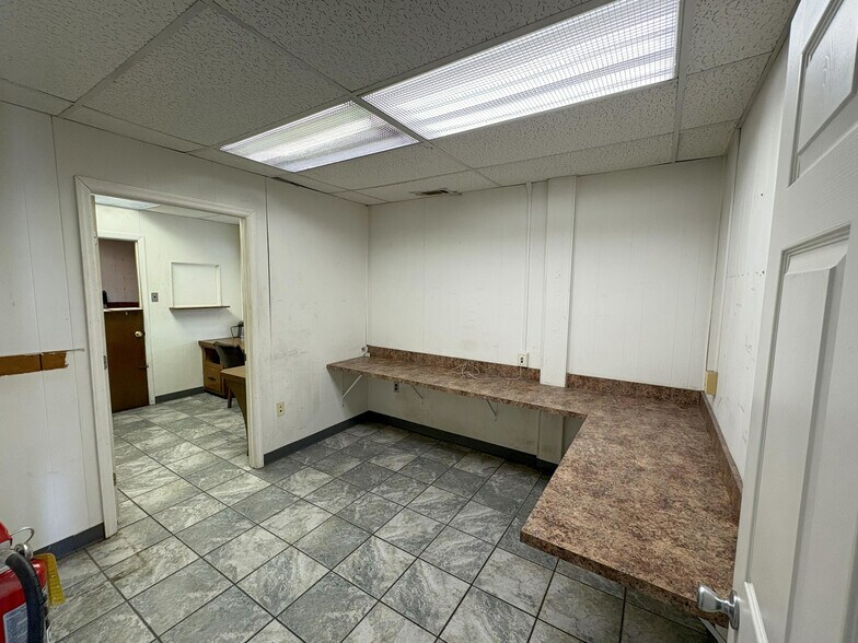 More Photos Of 17 Main St, Savannah Distribution For Lease