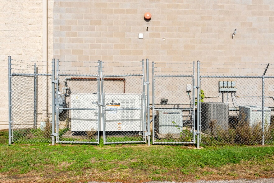 More Photos Of 3312 Gilmore Industrial Blvd, Louisville Warehouse For Lease