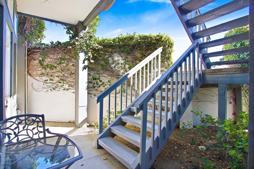 More Photos Of 23030 Lyons Ave, Santa Clarita Medical For Lease
