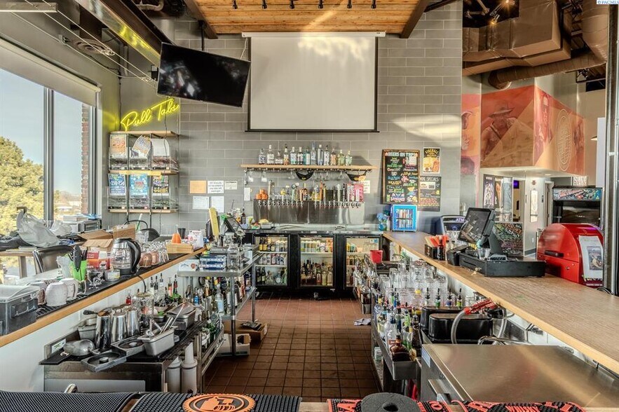 More Photos Of 1022 N Columbia Center Blvd, Kennewick Restaurant For Lease
