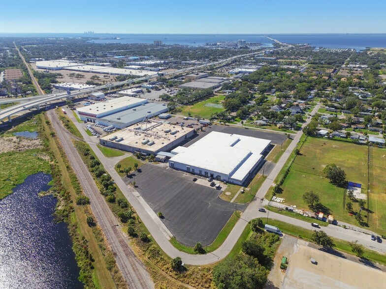 More Photos Of 3900 W Coachman Ave, Tampa Warehouse For Lease