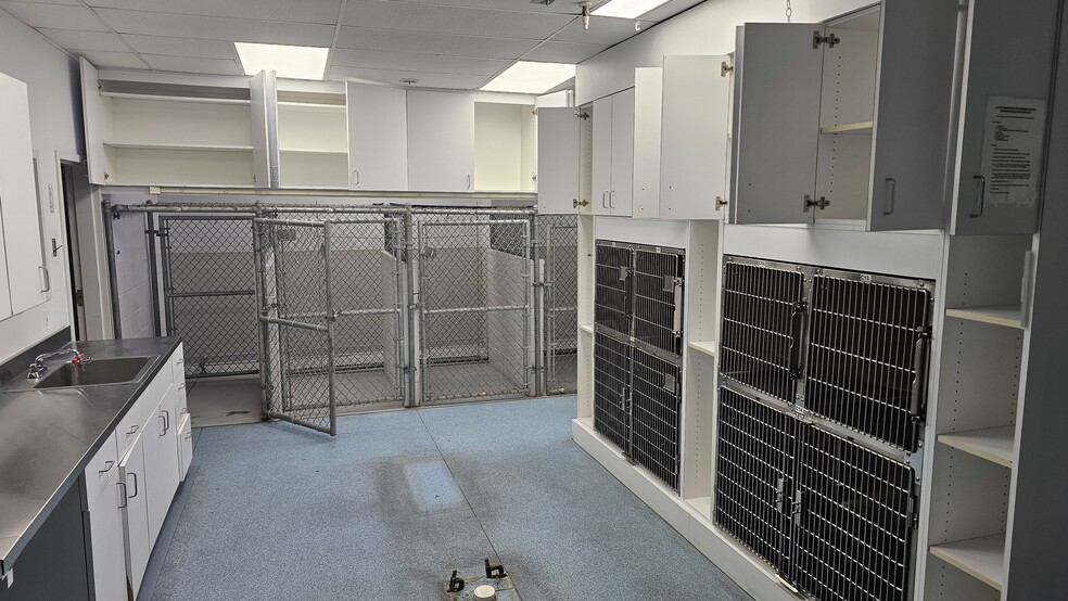 More Photos Of 6460 Atlanta Hwy, Alpharetta Veterinarian Kennel For Lease