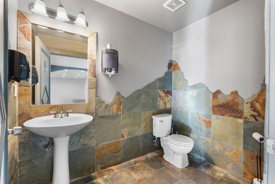 More Photos Of 80 E Wilbur Ave, Coeur d'Alene Service For Lease