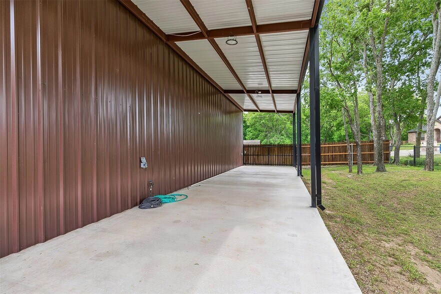 More Photos Of 7816 Lous Ct, Fort Worth Office For Sale