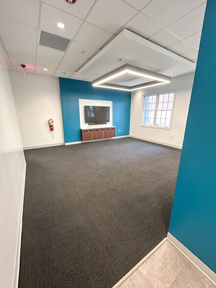 More Photos Of 3 Dauphin St, Mobile Office For Lease
