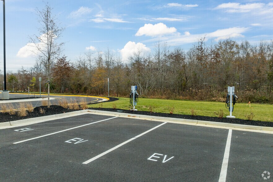 More Photos Of 1045 Richmond Hwy, Fredericksburg Warehouse For Lease