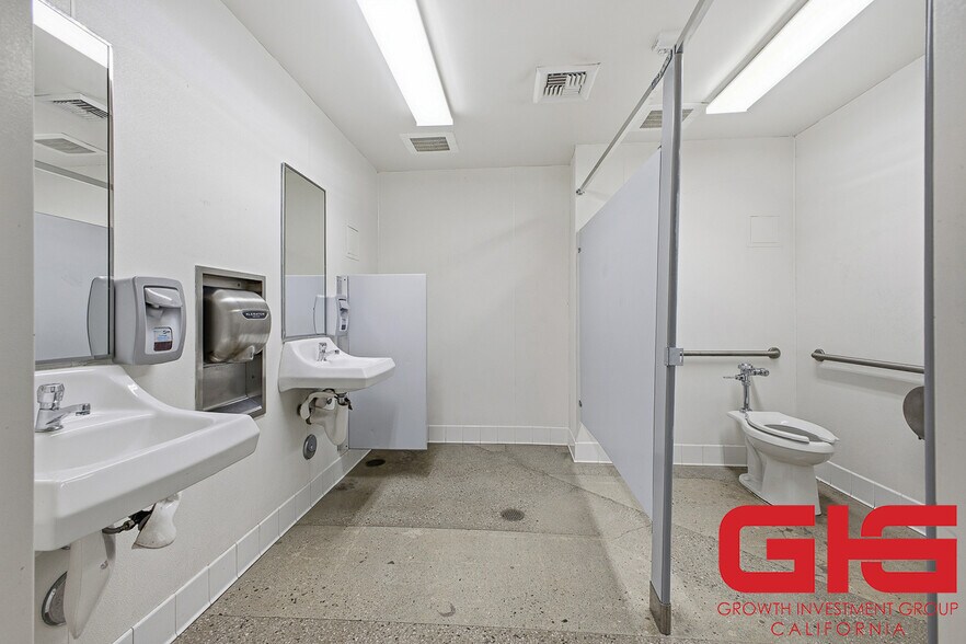 More Photos Of 7330 N Figueroa St, Los Angeles Office For Sale
