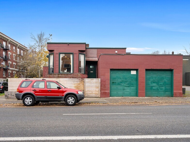 More Photos Of 1305 SE Belmont St, Portland Office For Sale
