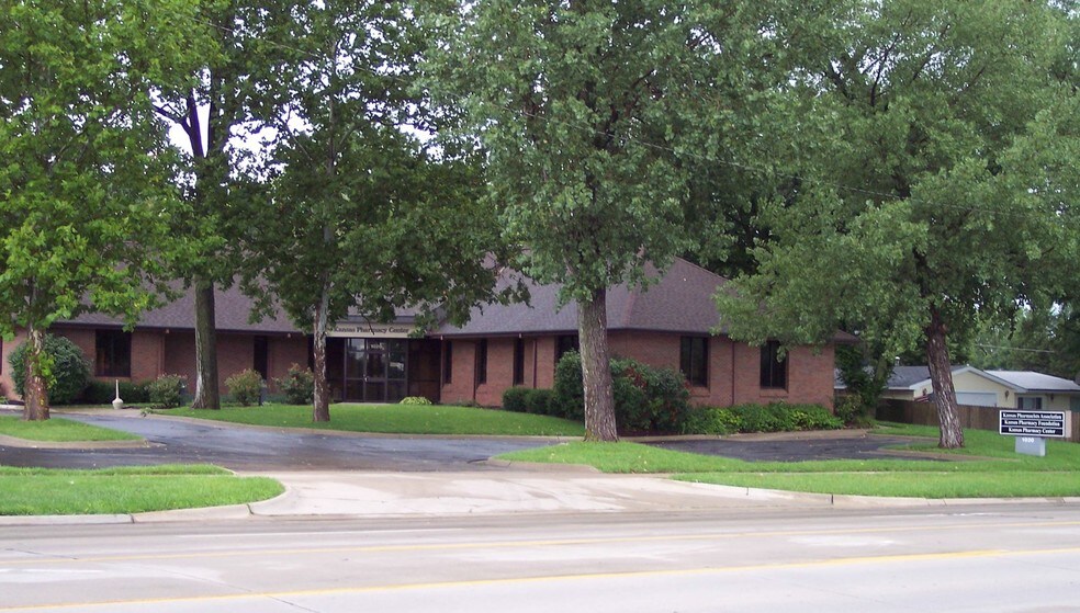 More Photos Of 1020 SW Fairlawn Rd, Topeka Medical For Sale