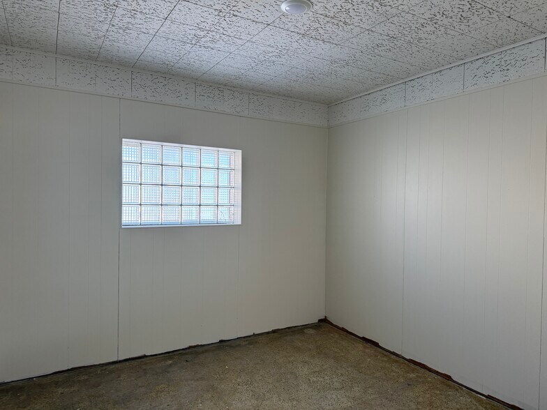 More Photos Of 121 N Lafayette Ave, Marshall Flex For Sale