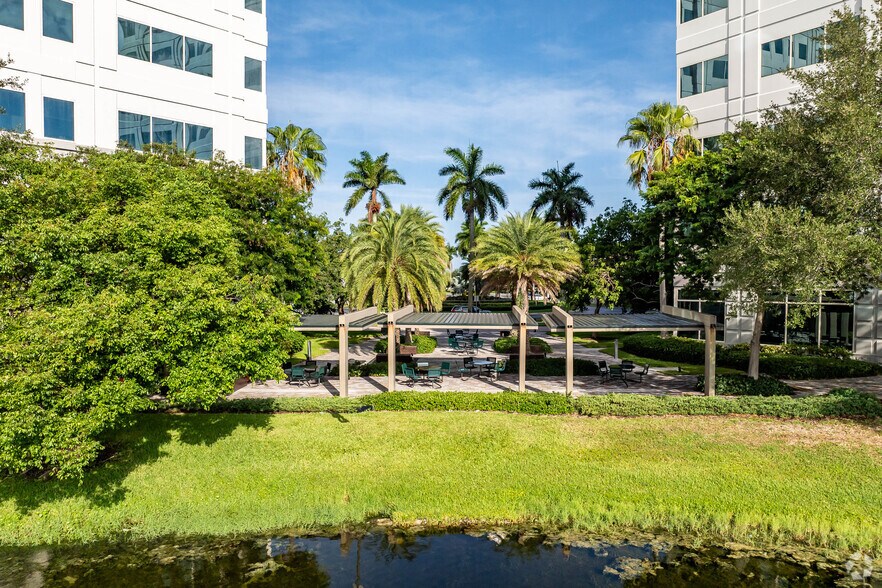 More Photos Of 900 S Pine Island Rd, Plantation Office For Lease