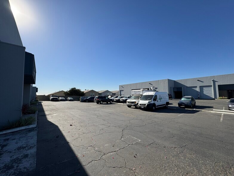 More Photos Of 1390 E Burnett St, Signal Hill Unknown For Lease