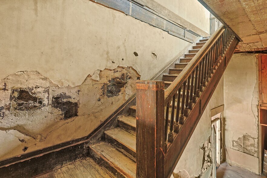 More Photos Of 125 S Waco St, Hillsboro Office For Sale
