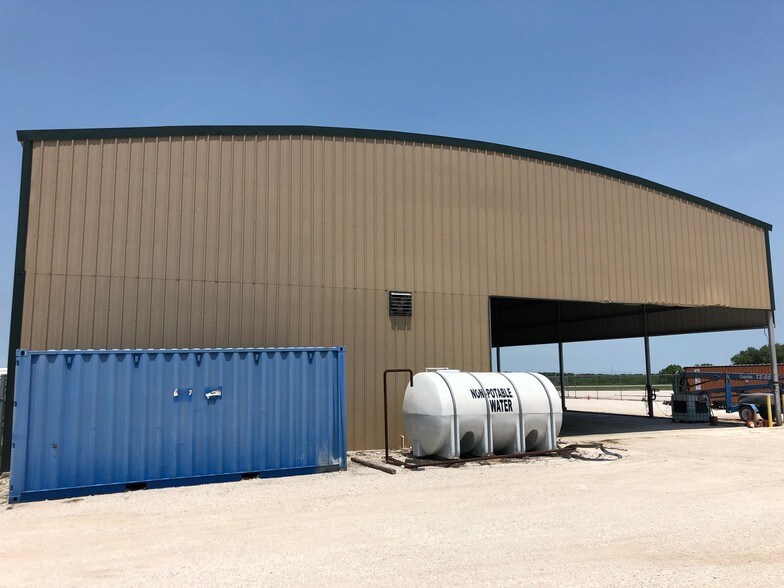 More Photos Of 8730 S Highway 181, Kenedy Warehouse For Lease