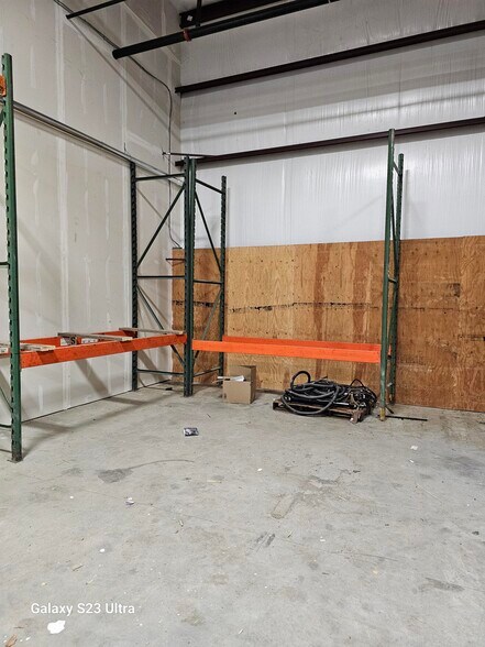 More Photos Of 35 Hamilton Ln, Glenmont Warehouse For Lease