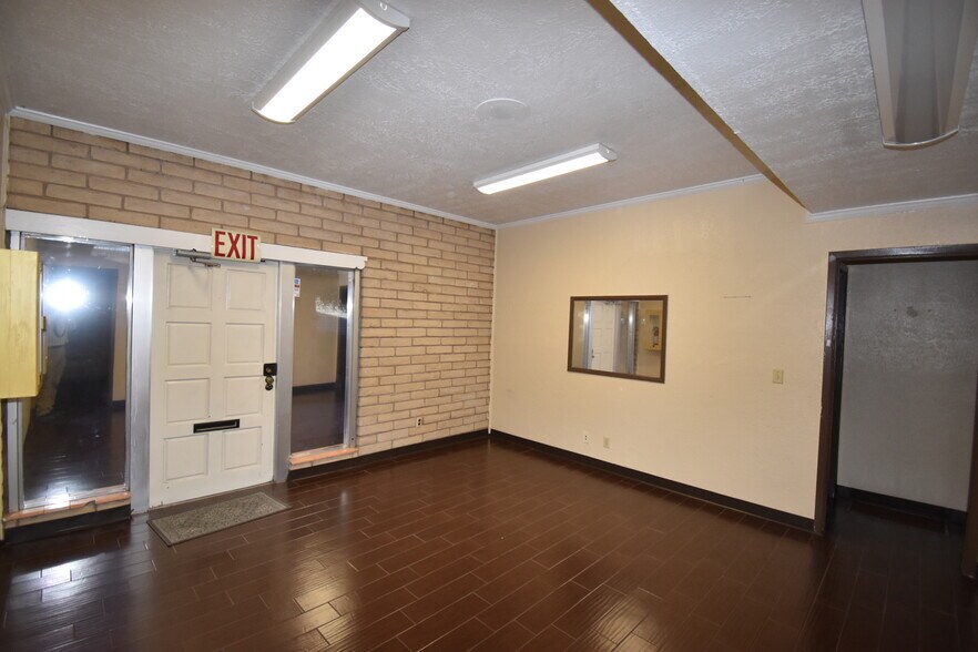More Photos Of 3711 Admiral St, El Paso Office For Lease