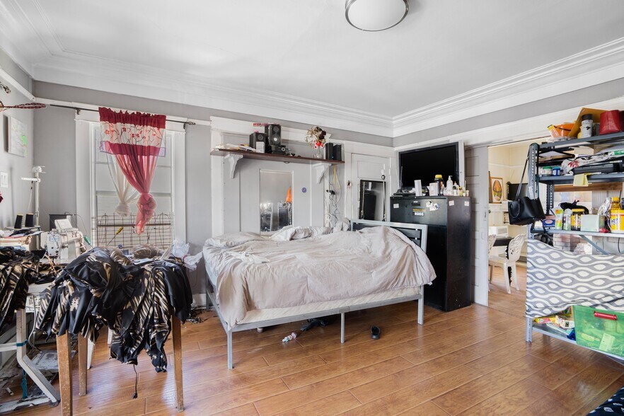 More Photos Of 239 W 43rd St, Los Angeles Apartments For Sale