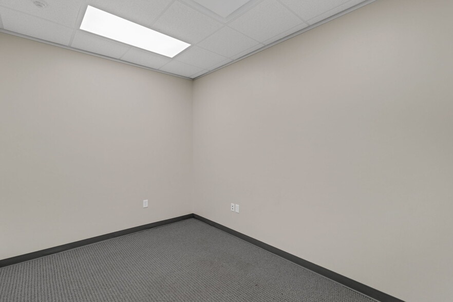 More Photos Of 8110 Parkside Ave, Baytown Warehouse For Sale