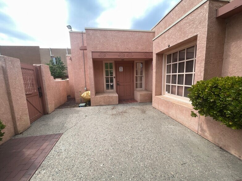 More Photos Of 1709 Girard Blvd NE, Albuquerque Medical For Lease