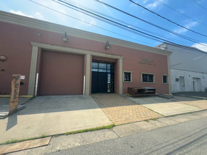 More Photos Of 10-12 Niagara Ave, Freeport Warehouse For Lease