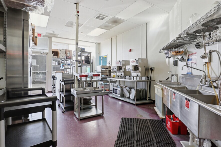 More Photos Of 23520 Overland Dr, Sterling Unknown For Lease