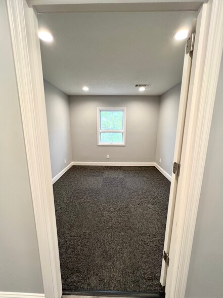 More Photos Of 312 Mall Blvd, Savannah Freestanding For Lease