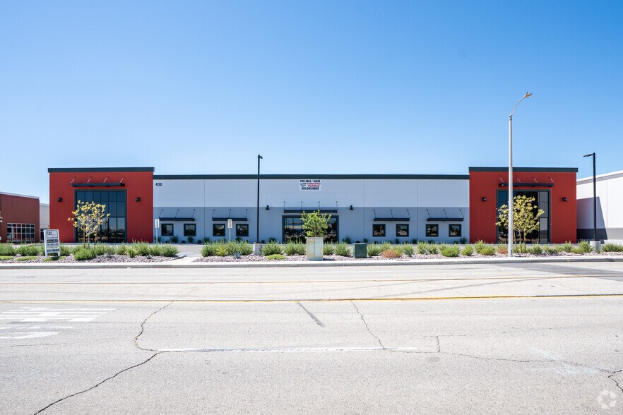 More Photos Of 632 Auto Center Dr, Palmdale Warehouse For Sale