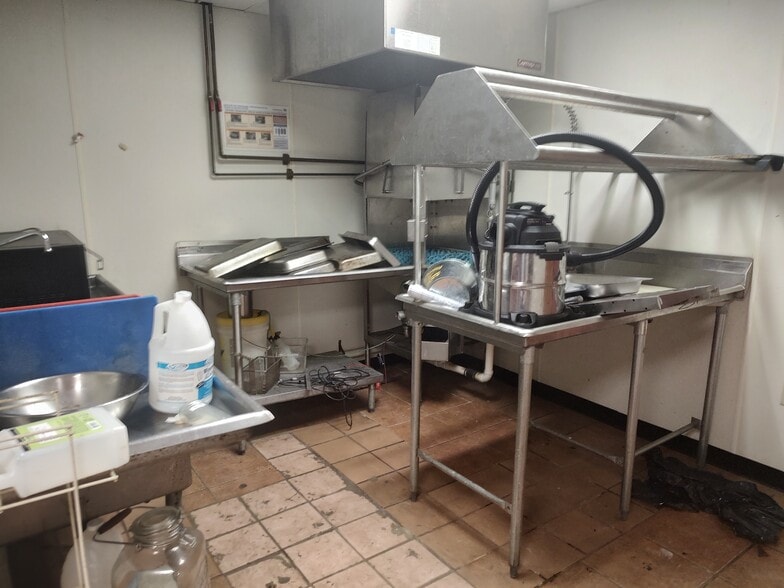 More Photos Of 10 S Calvert St, Baltimore Bar For Sale