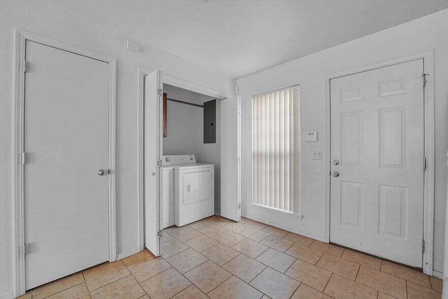 More Photos Of 1501 Wade St, Sayre Apartments For Sale