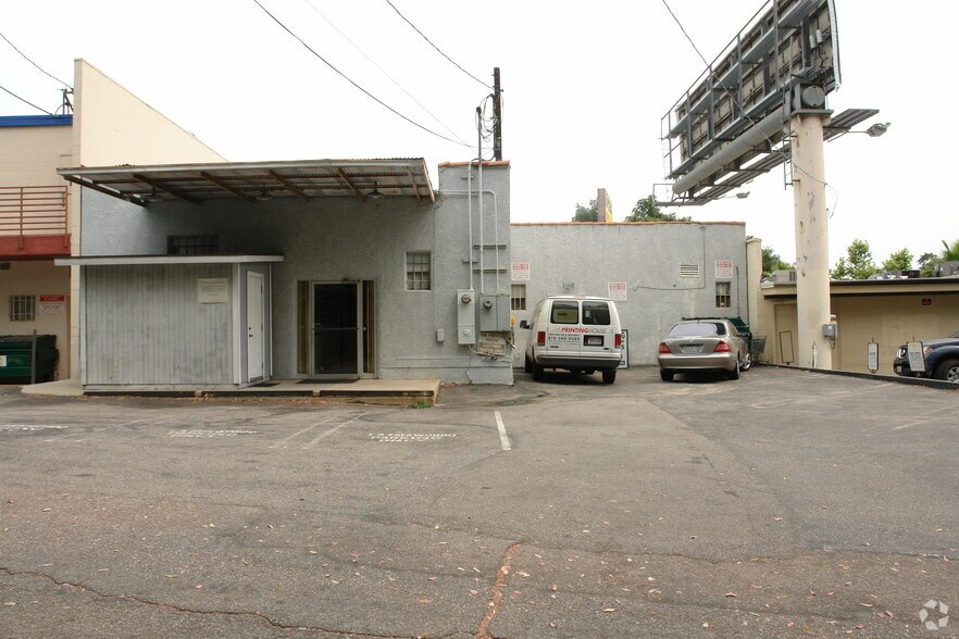 More Photos Of 16938-16940 Ventura Blvd, Encino Storefront For Lease