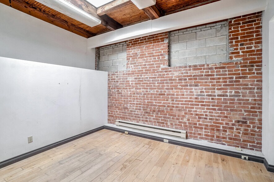 More Photos Of 1453-1455 Rue Saint-Timothée, Montréal Office For Sale