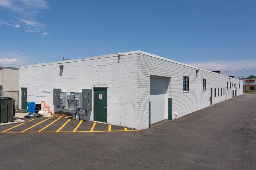 More Photos Of 40 Brook Ave, Deer Park Warehouse For Lease