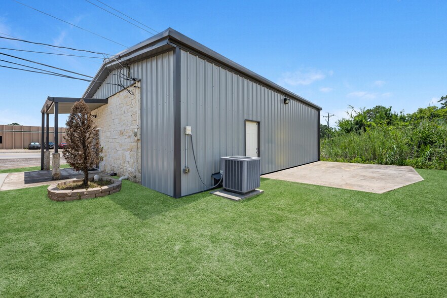 More Photos Of 3609 N Frazier St, Conroe Office For Sale